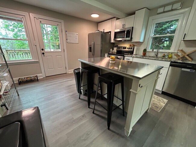 Building Photo - Charming 3 bedroom, 1 bathroom brick home ...