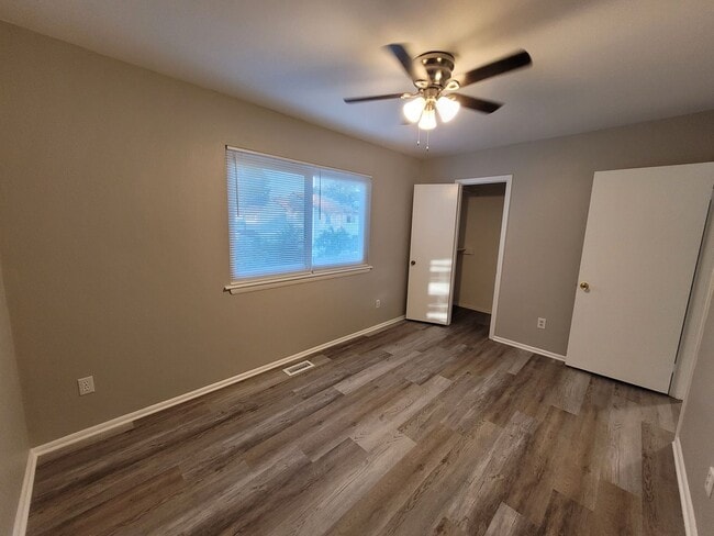Building Photo - Townhouse in the Heart of Virginia Beach!