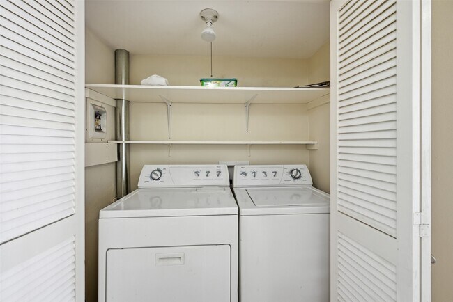 Building Photo - 2727 Briarhurst Dr