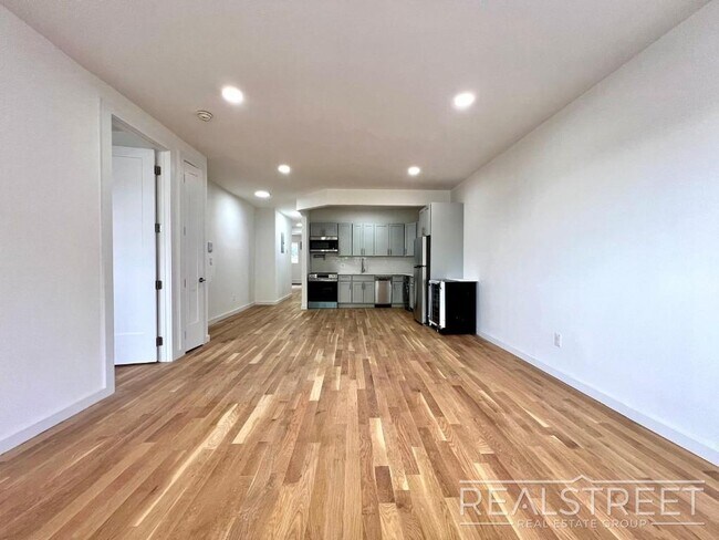 Building Photo - Brand New 4BD/2BA Penthouse with Skylight,...