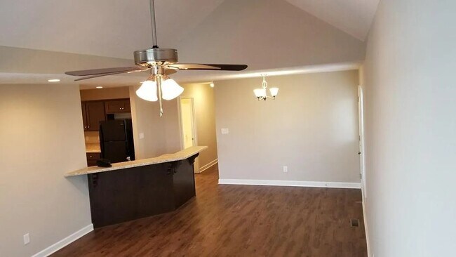 Building Photo - 733 Village Creek Dr