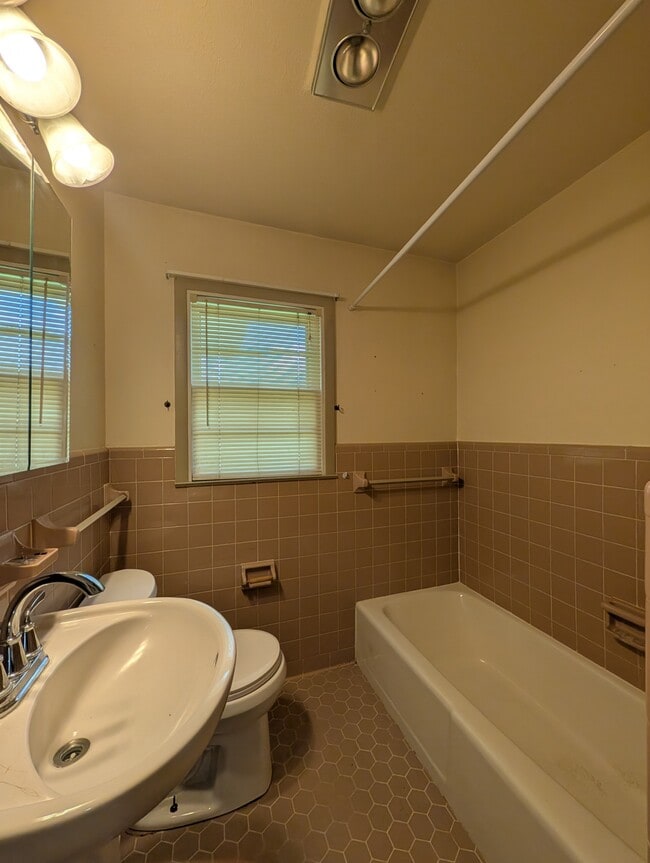 Building Photo - 701 Waters Dr
