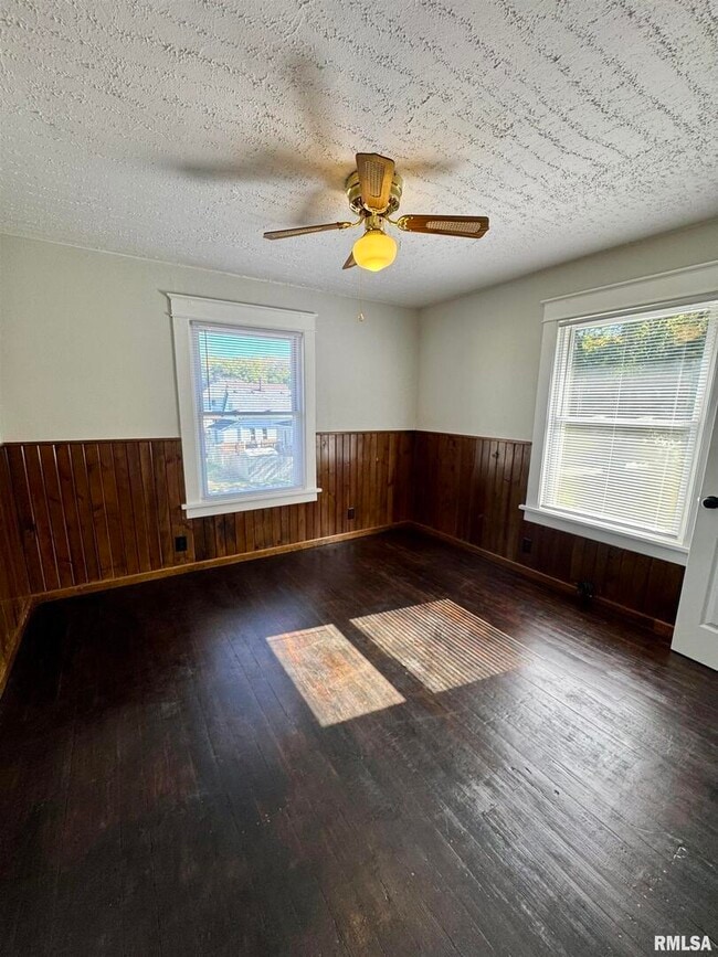 Building Photo - 716 46th St