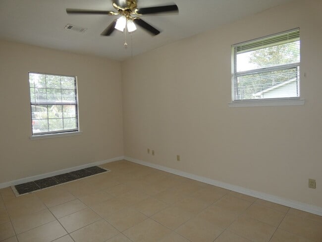Building Photo - Comfortable/Affordable 3/1.5 - Pace