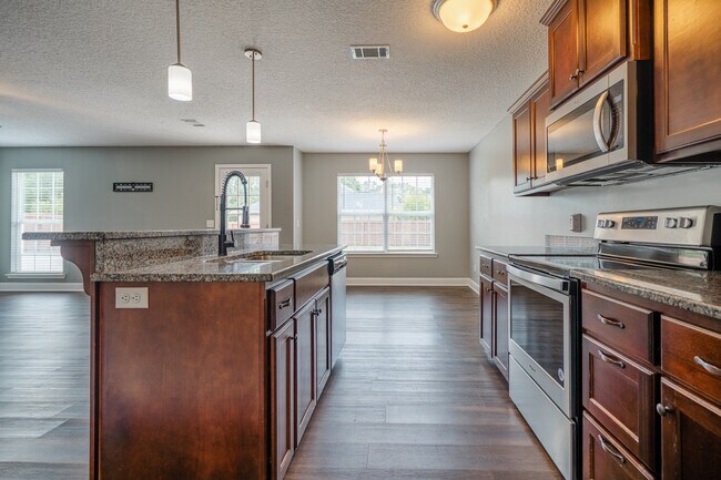 Building Photo - 717 Highgrove Ct