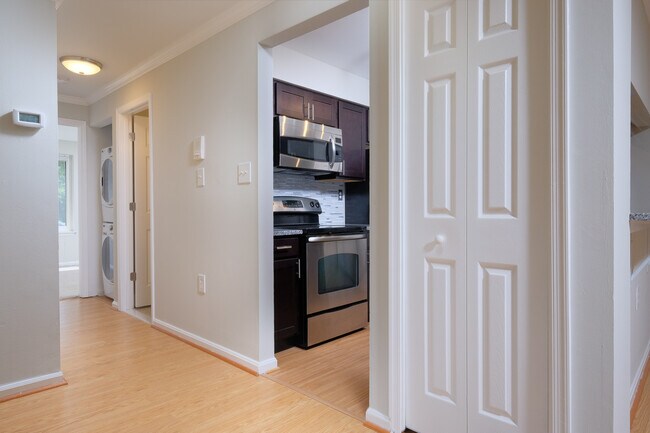 Building Photo - Renovated Entry Level - Castle Harbour Con...