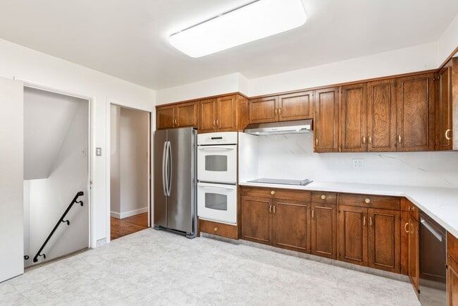 Building Photo - Charming Single-Family Home in a Desirable...