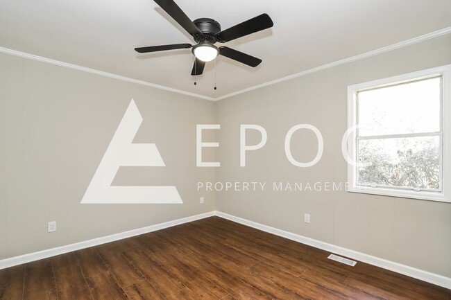 Building Photo - 634 S Elm St