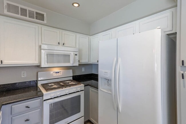 Building Photo - Centrally Located 3 Bed Condo In Gated Com...