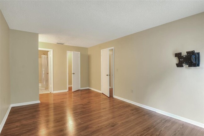 Building Photo - 3988 Oak Loop
