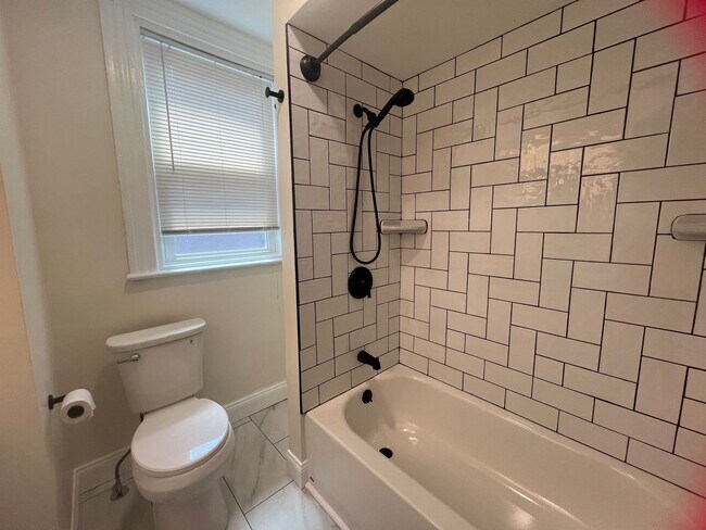Building Photo - Beautiful 3 Bed/1 Bath in Pittsburgh's Lawrenceville Neighborhood - Prime Location!! - Available ...