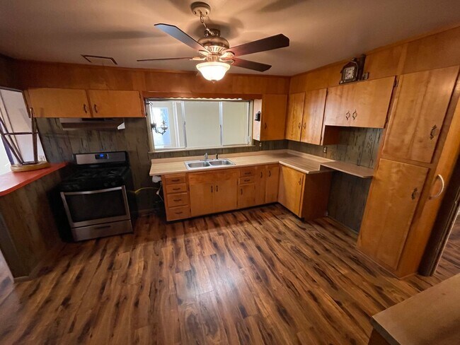 Building Photo - Paradise 3 bedroom 2 1/2 bath, large home, shop, natural landscaping.