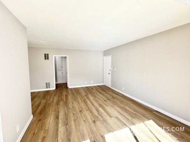 Building Photo - Newly Updated 2Bedroom 1Bathroom In Prime ...