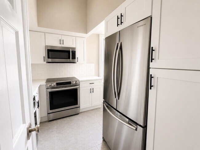 Building Photo - 6816 Bellevue Ave