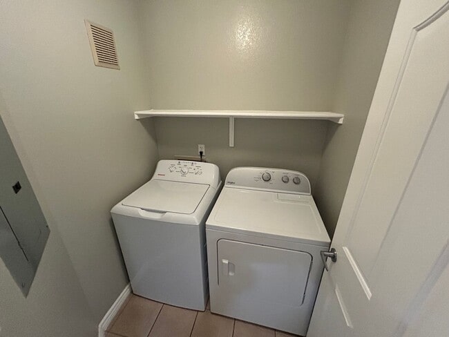 Building Photo - Charming condo in desirable West Las Vegas near Summerlin