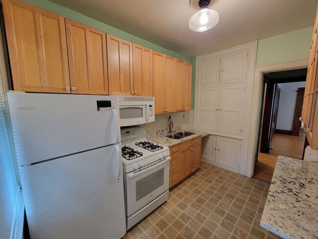 Building Photo - Lovely 2Br / 1Ba South Uptown Condo w/ Hardwood Floors, Sunroom, Fenced Backyard!