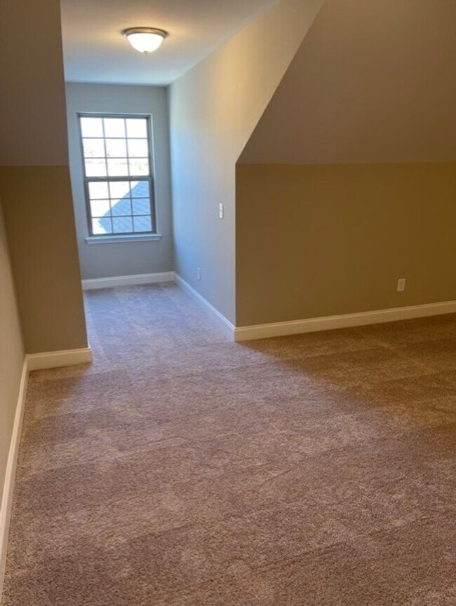 Building Photo - 3 Bedroom Townhome w/ 2 Car Garage