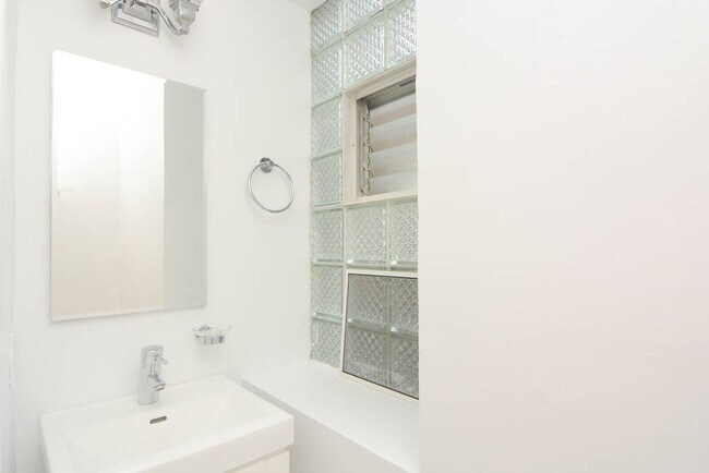 Building Photo - 2657 N St Louis Ave