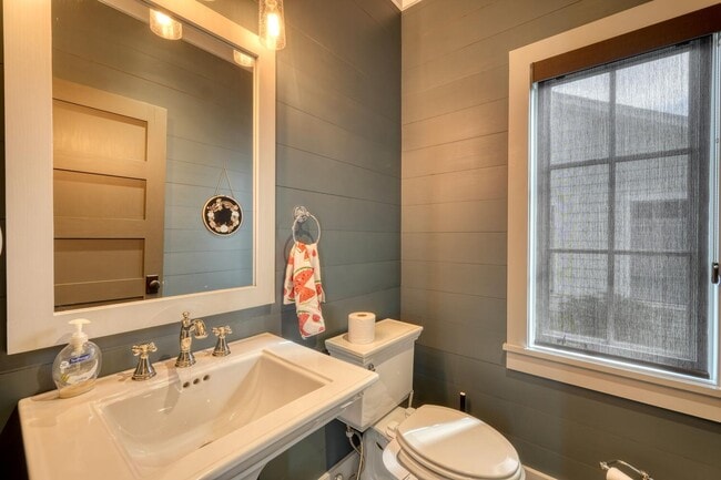 Building Photo - 56 Oak Crescent Cir