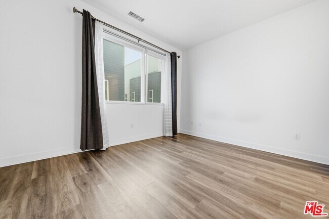 Building Photo - 807 Jade Pl.