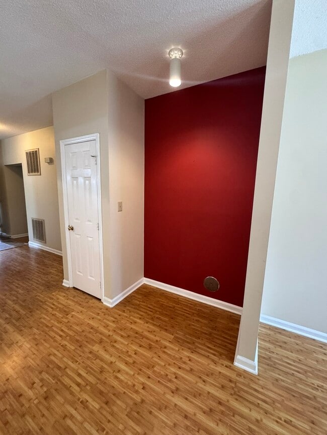 Building Photo - Beautiful Spacious 1st floor Condo! Amenity Access included!