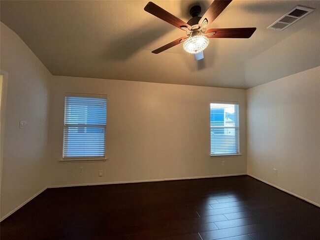 Building Photo - 807 Alamo Plaza Dr