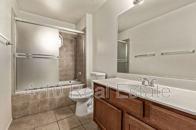 Building Photo - 1678 S Ash Dr
