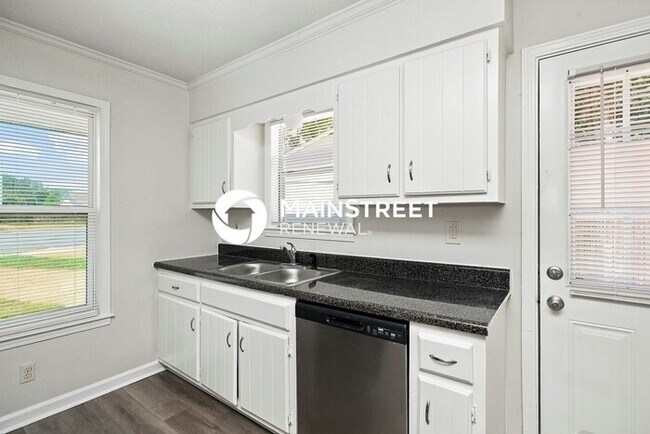 Building Photo - 3 Bedroom Pet-Friendly Home in Memphis, TN with Main Street Renewal