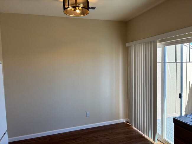 Building Photo - Townhome with city views