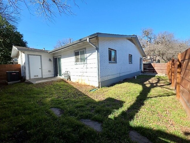 Building Photo - 2401 La Casa Dr