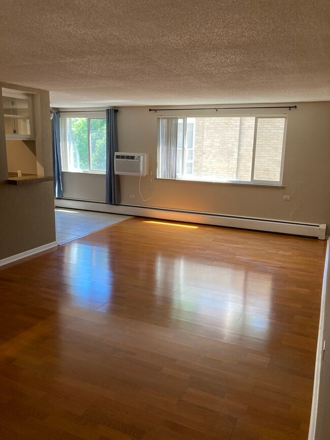 Living room - 830 E 11th Ave