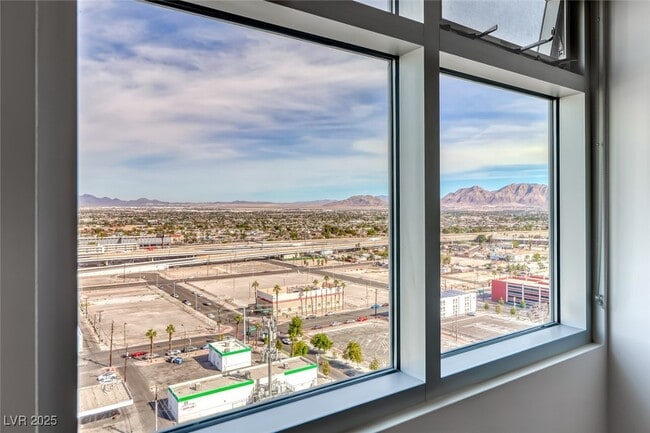 Building Photo - 150 S Las Vegas Blvd