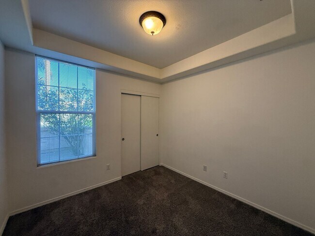 Building Photo - Centrally Located Downstairs Condo in the Oak Creek Villas