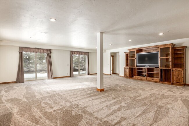 Building Photo - Freshly Renovated Deer Mountain Home for Rent NOW!