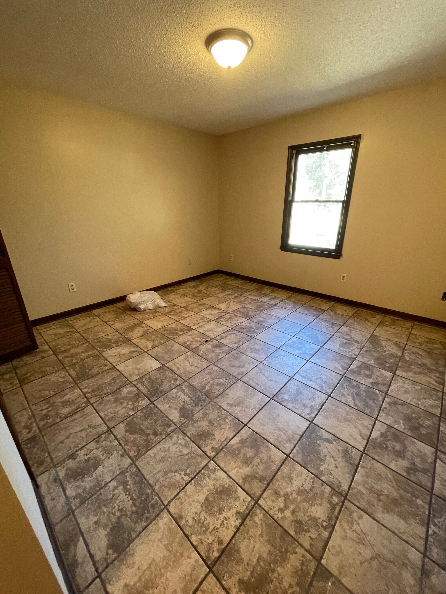 Building Photo - 506 Creekwood Cir