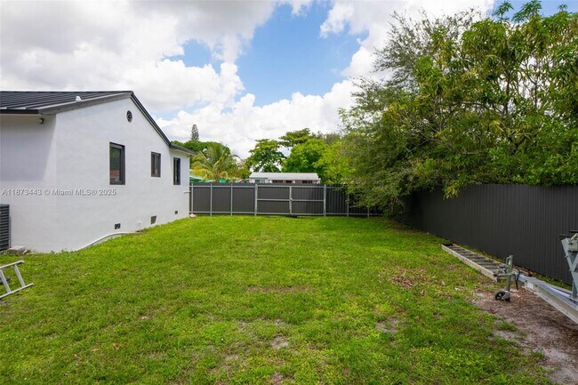 Building Photo - 1240 Peri St