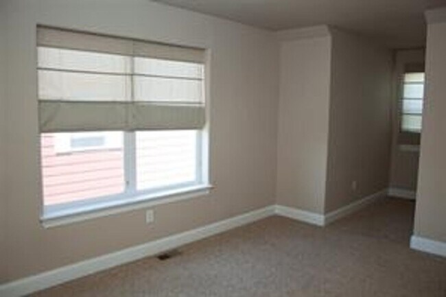 Building Photo - 3 Bedroom 2 Bath home with 2 car garage in Belgrade.