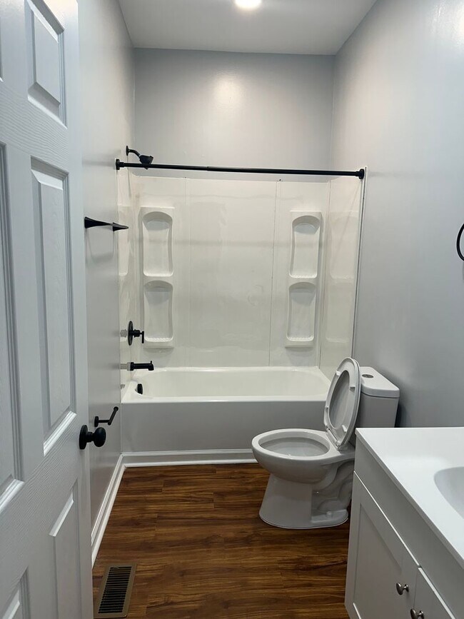 Building Photo - Newly Remodeled 1 bedroom/1 bath House