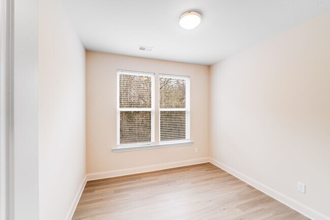 Building Photo - 645 Brookwood St