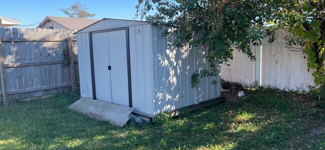 Building Photo - 904 Forestdale Ave