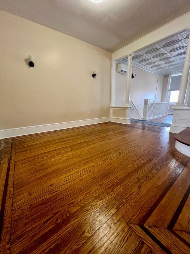 Building Photo - Gorgeous 2-Bedroom Apartment on Main Street! Available NOW!