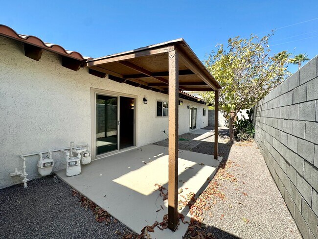 Building Photo - 561 Desert View Dr