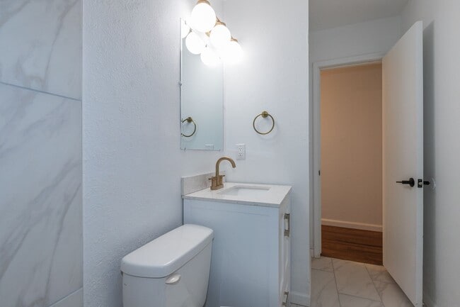 Building Photo - Beautiful 3 bedroom 1 bath, Available in April!