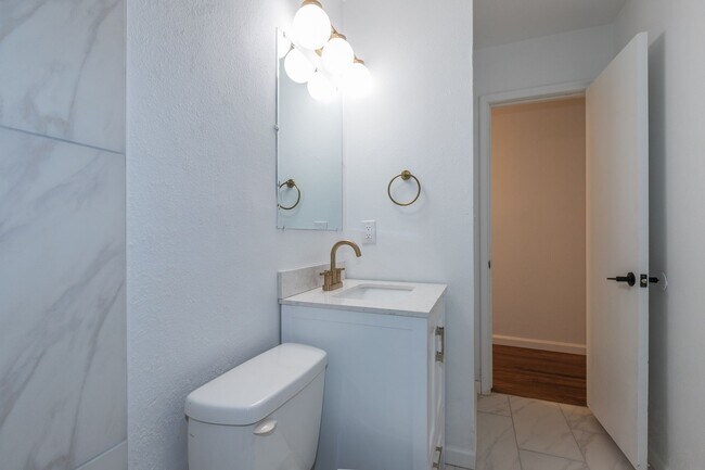 Building Photo - Beautiful 3 bedroom 2 bath, Available Now!!