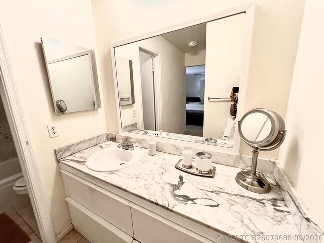 Building Photo - 6421 Bay Club Dr