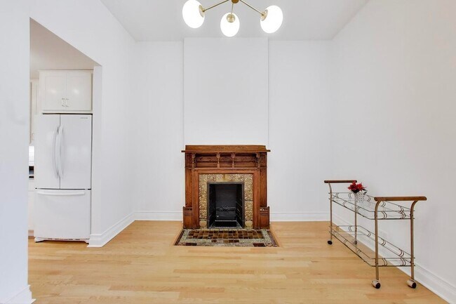 Building Photo - 1402 N La Salle Dr