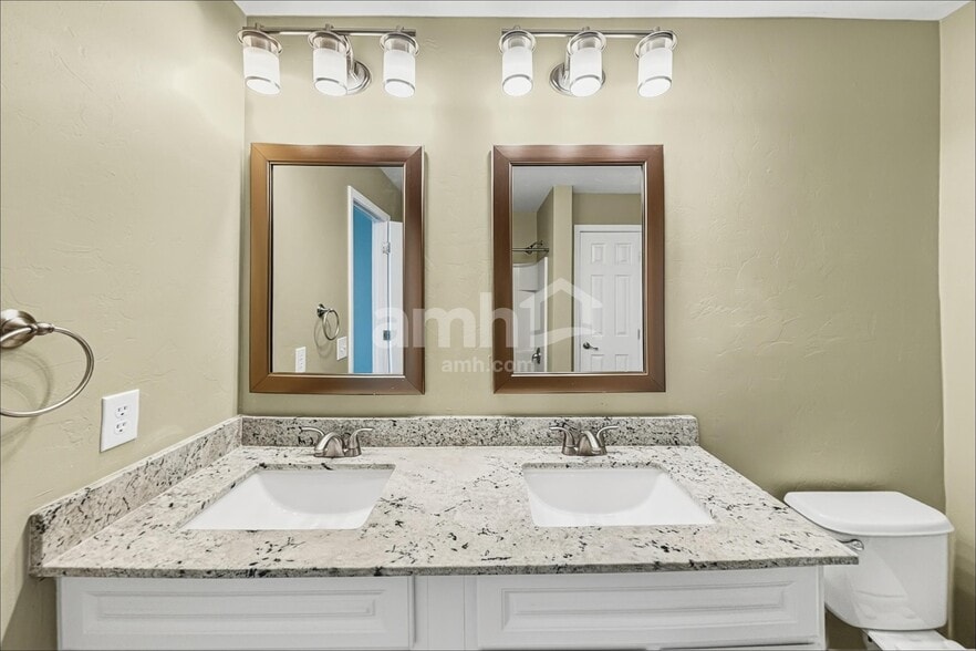 Building Photo - 8933 N Country Cove Tr