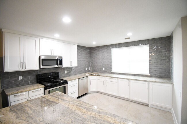Building Photo - 4 bedroom / 3 bath in Irving