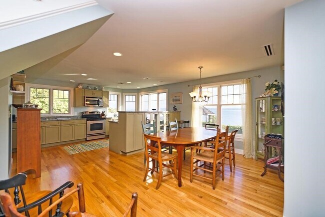 Building Photo - 73 Bayside Ave