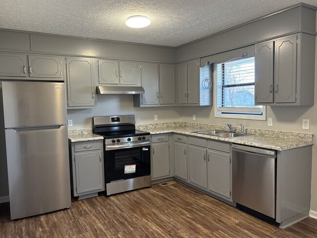 Building Photo - $500 OFF 1st FULL MONTHS RENT...Renovated 2 Bedroom Duplex in Manchester